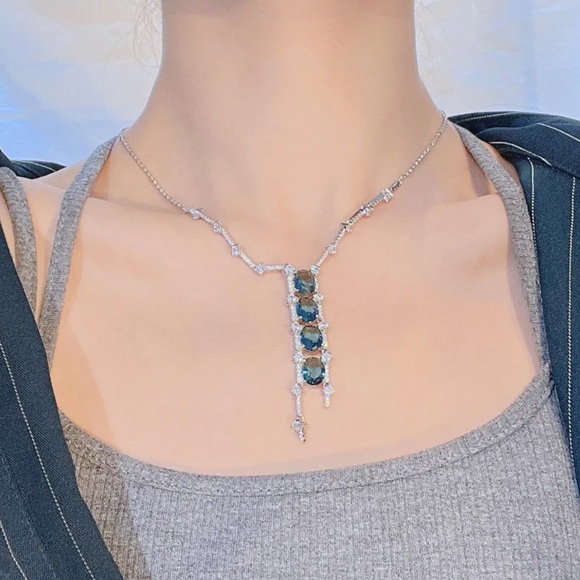 🎁 Blue Crystal Bar Necklace - Picture 7 of 9